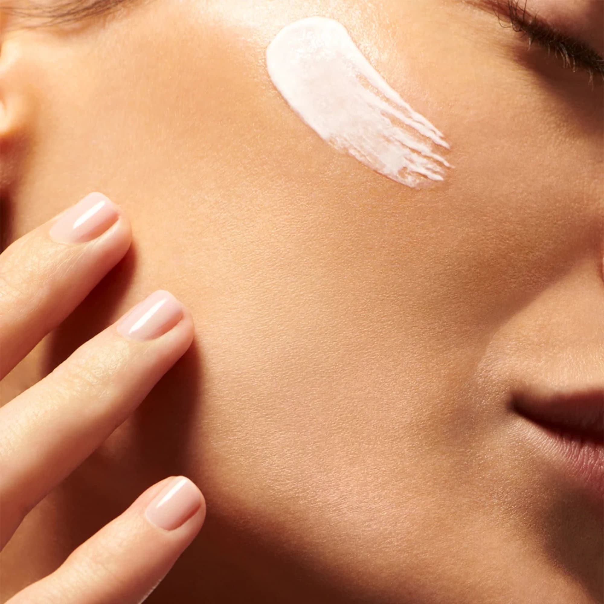 فلوئید ضد آفتاب ولوت SPF50+ لیراک (جوانساز و مرطوب کننده)